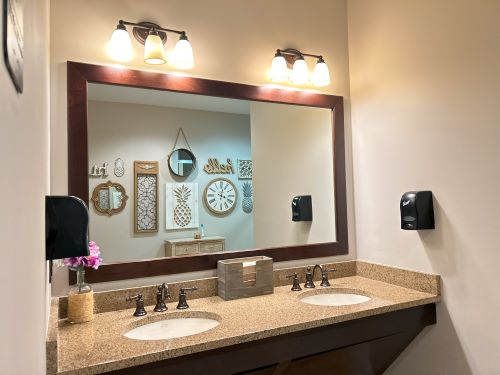 office-cleaner-bathroom-1 office-cleaner-bathroom-1